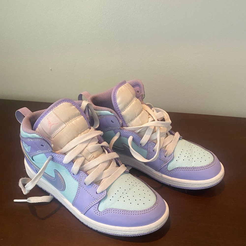Girls Jordan 1s size 2 gently used🦄🦋